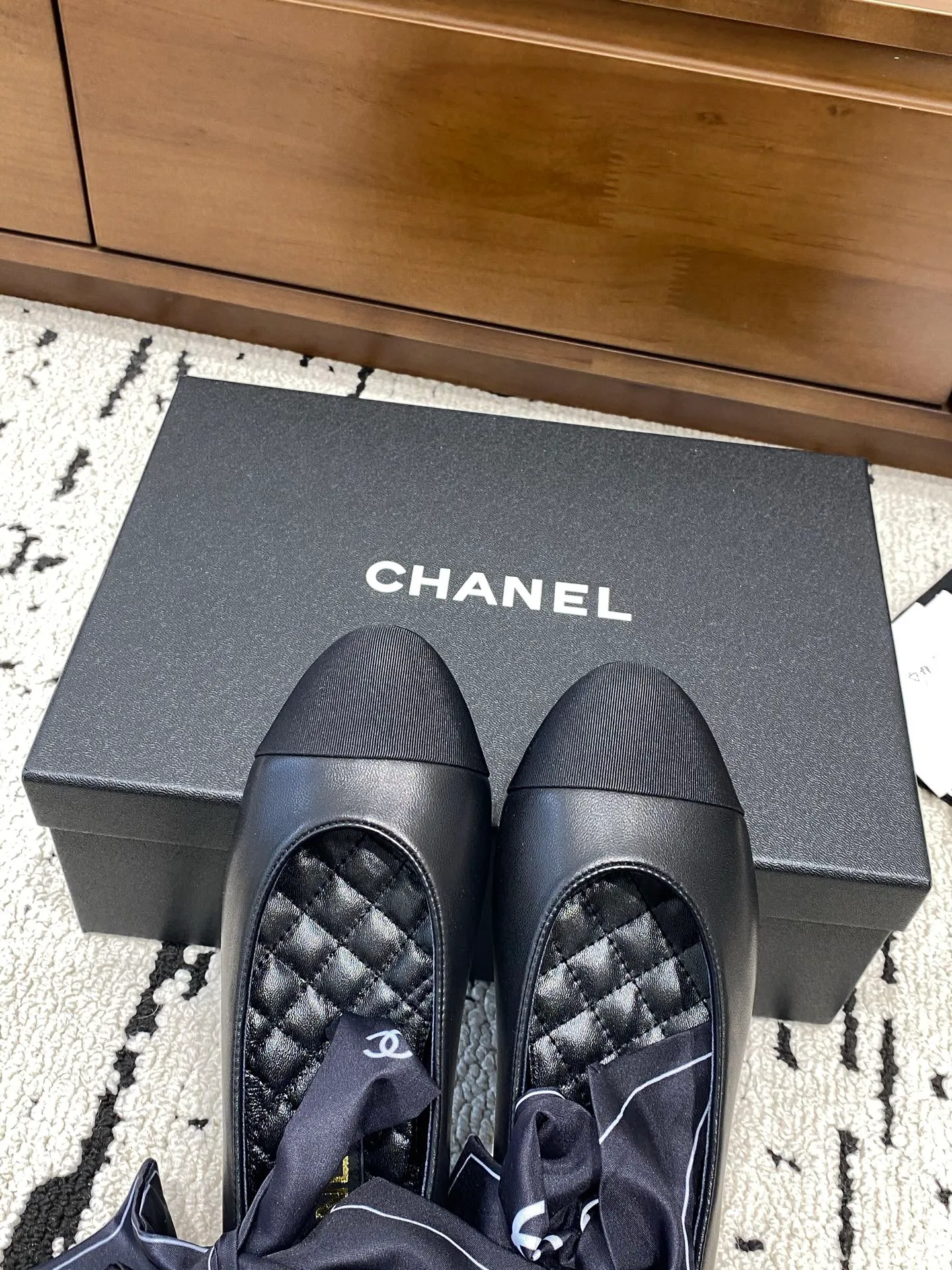 👟👟Ex-factory price 580👟👟 🍀CHANEL2026 early autumn new model, Mary Jane leather cover Chanel Xiaoxiang C home flat ribbon 🎀Comfortable ballet shoes Customized catwalk haute couture, simple yet sweet and playful Solid color fabric is refreshing and easy to wear Buckle design shoes are more heeling Upper: Customized sheepskin Inner foot pad: sheepskin Sole: Italian genuine leather sole Number of yards: 35-40 (customized 40 pieces are non-refundable)